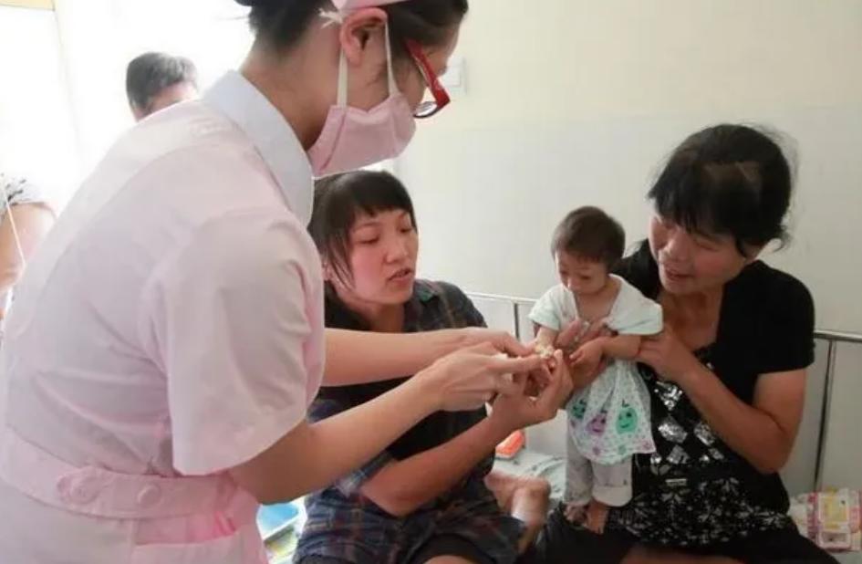 2009年，湖南妈妈生下2斤重特殊女儿，叫出租车被拒载：坐不下