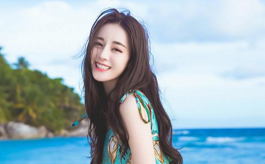 “酥胸半露”却偏要捂着,故作矜持,有一种尴尬叫迪丽热巴玩性感