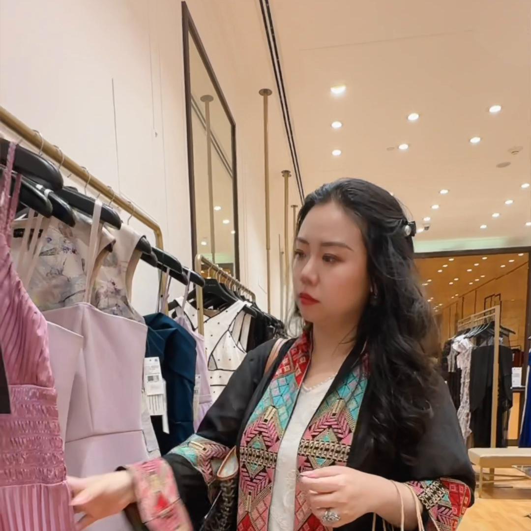 我沙特婆婆又出远门去了，走之前说让我选几条好看的晚礼服...