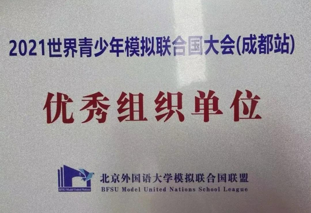 拿奖到手软的学生,拿奖状拿到手软