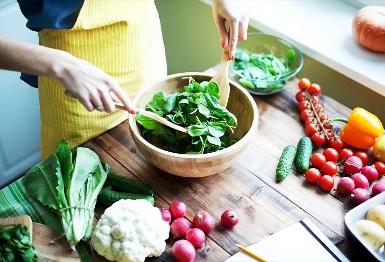 不听话的宠物狗受虐待,强迫狗狗吃狗粮可以吗