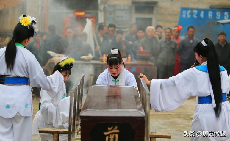 河南职业哭丧人一年磕头上万次,专业哭丧人月入达三万