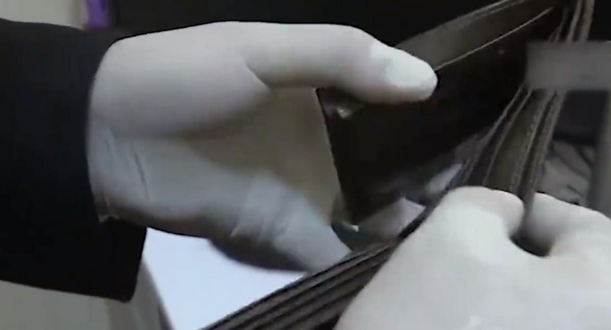 女友发朋友圈少配一张图男子报警,因女友发朋友圈三张图报警