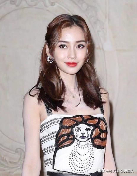 冬天走红毯穿得厚的女明星,女明星走红毯的穿着