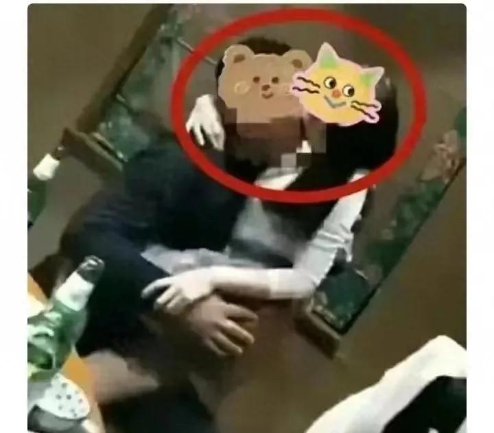 【视频流出】广东男子不知羞耻，现场与女同学拥吻自拍！