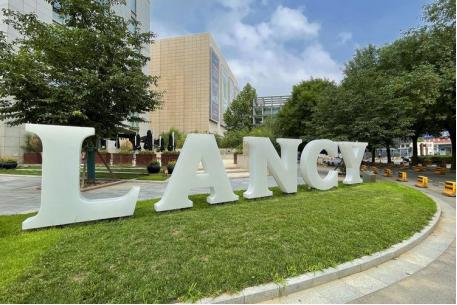 朗姿股份董事长申东日身价,朗姿董事长申今花图片