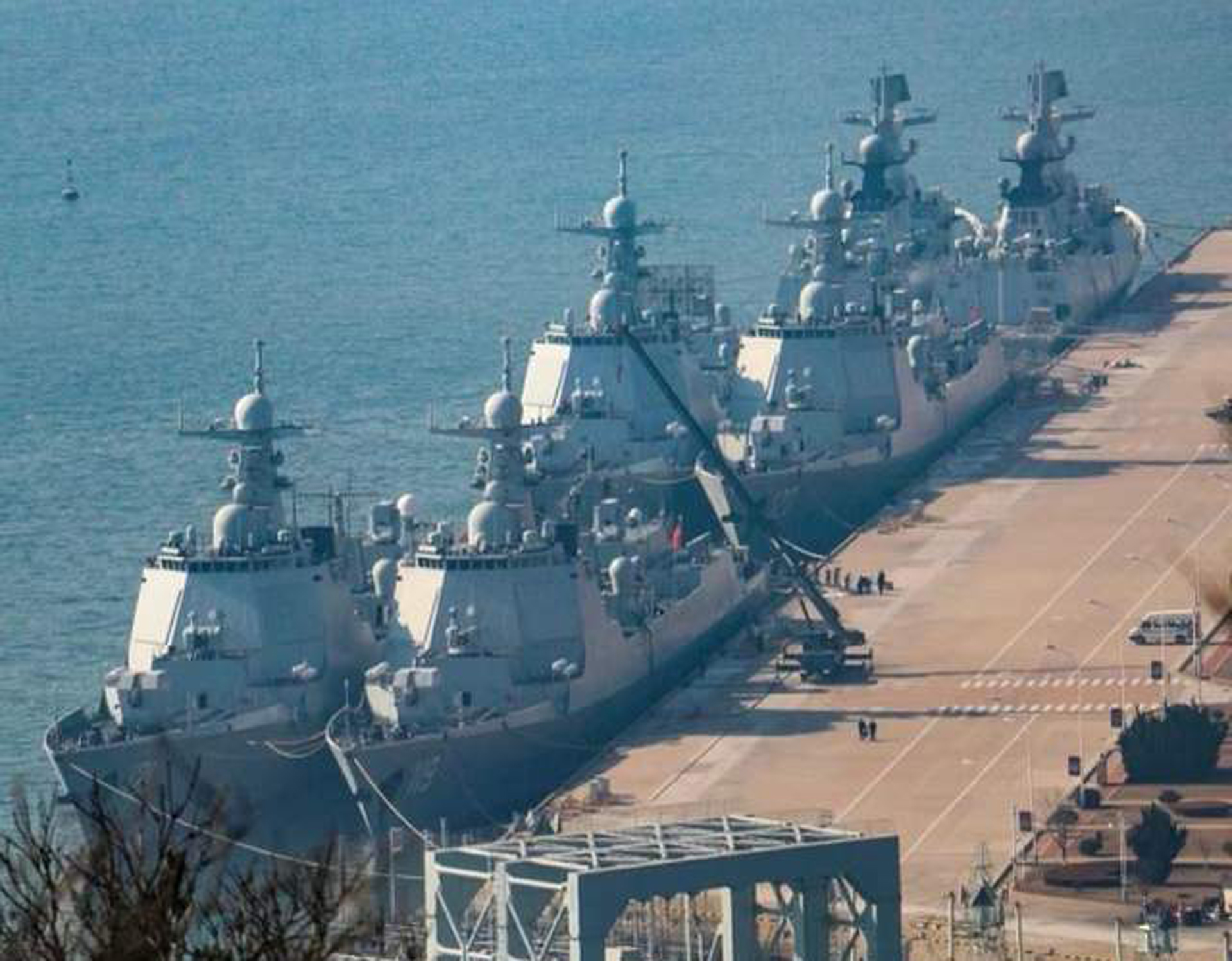 向解放军学习！俄官兵登上052D，在垂发前驻足，笔记本写满要点