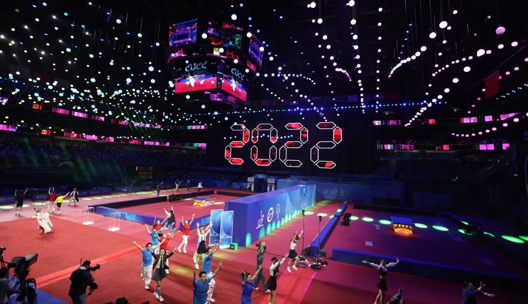 刘国梁给孙颖莎陈梦颁奖,刘国梁瓦尔德内尔杯