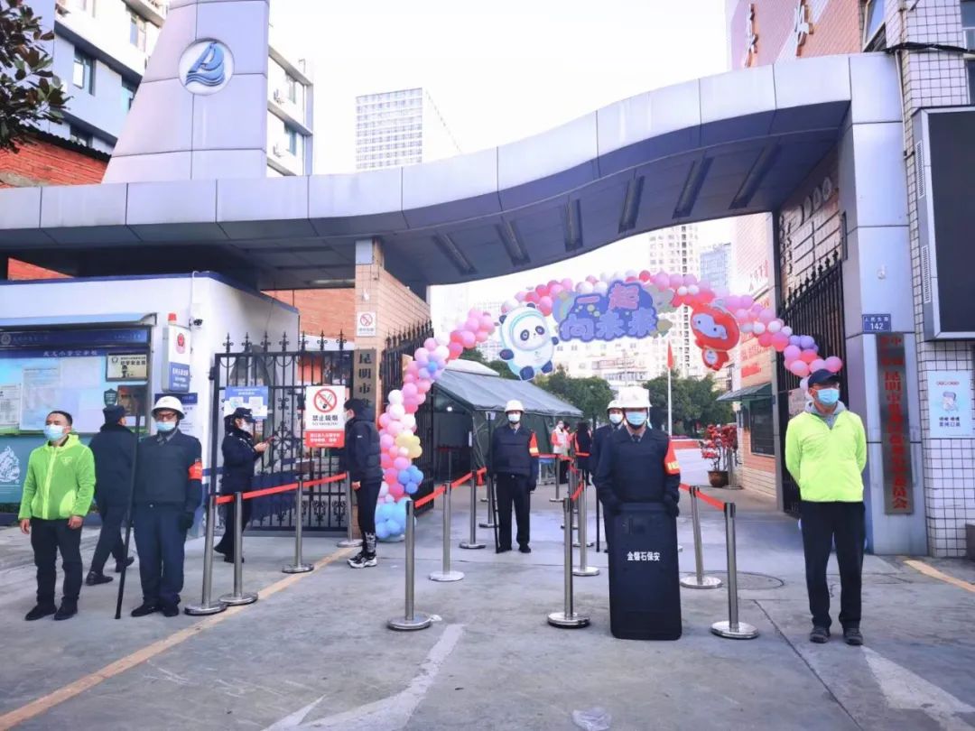 开学季校园展示打卡,开学啦冰墩墩小学生积极向上图片