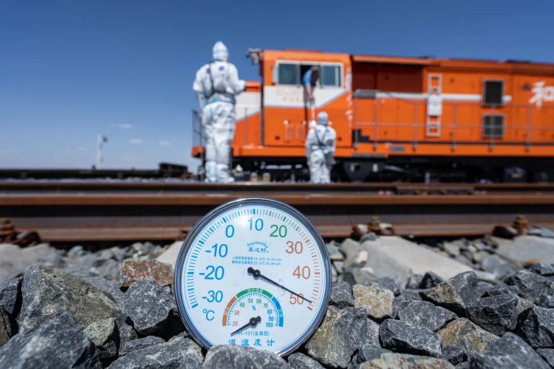 移民管理警察值守边境一线,移民管理警察雨中为群众撑伞