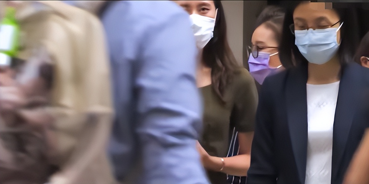 被骂上热搜的“卫生巾”，月经羞耻吗？怎么来个例假就羞耻了呢