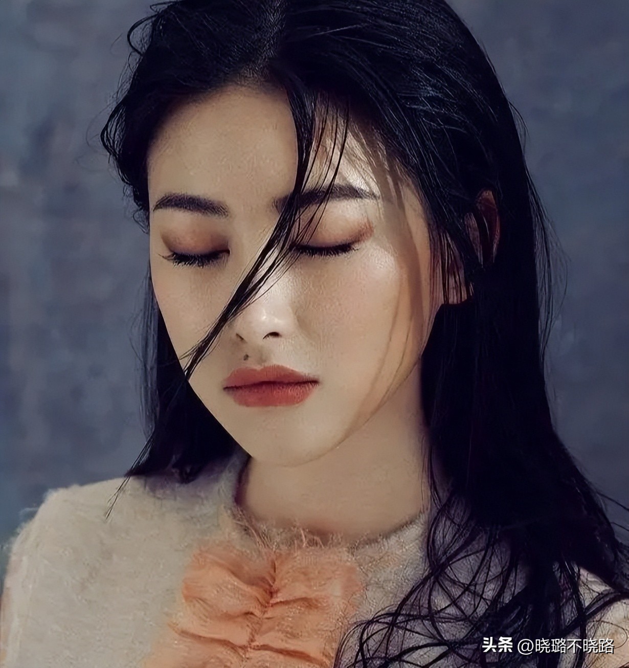 脸上很多明显痣的女人,脸上这四处有痣是天生的美人