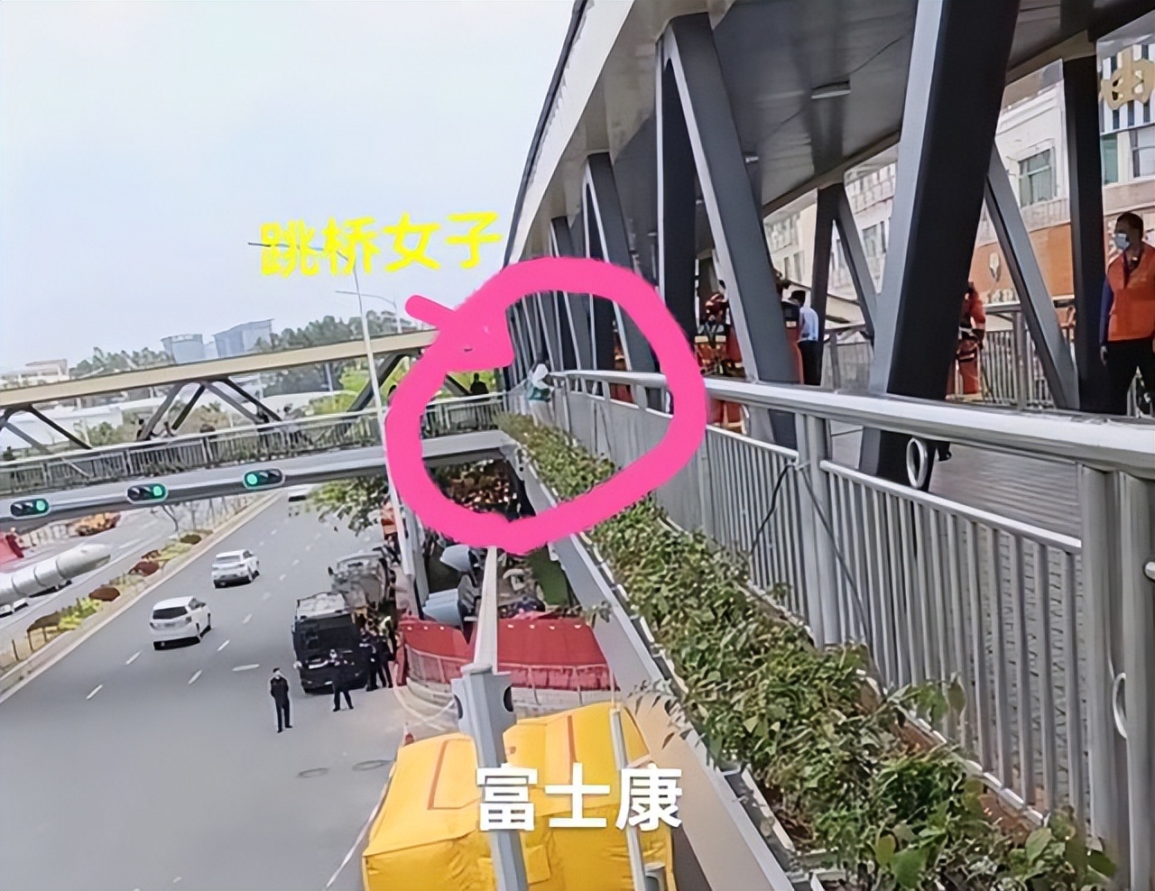 女子在富士康上班15年被裁员，情绪崩溃欲跳桥轻生，我房贷怎么还