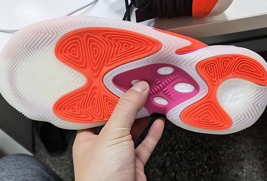 科比战靴阿迪,阿迪科比复刻版