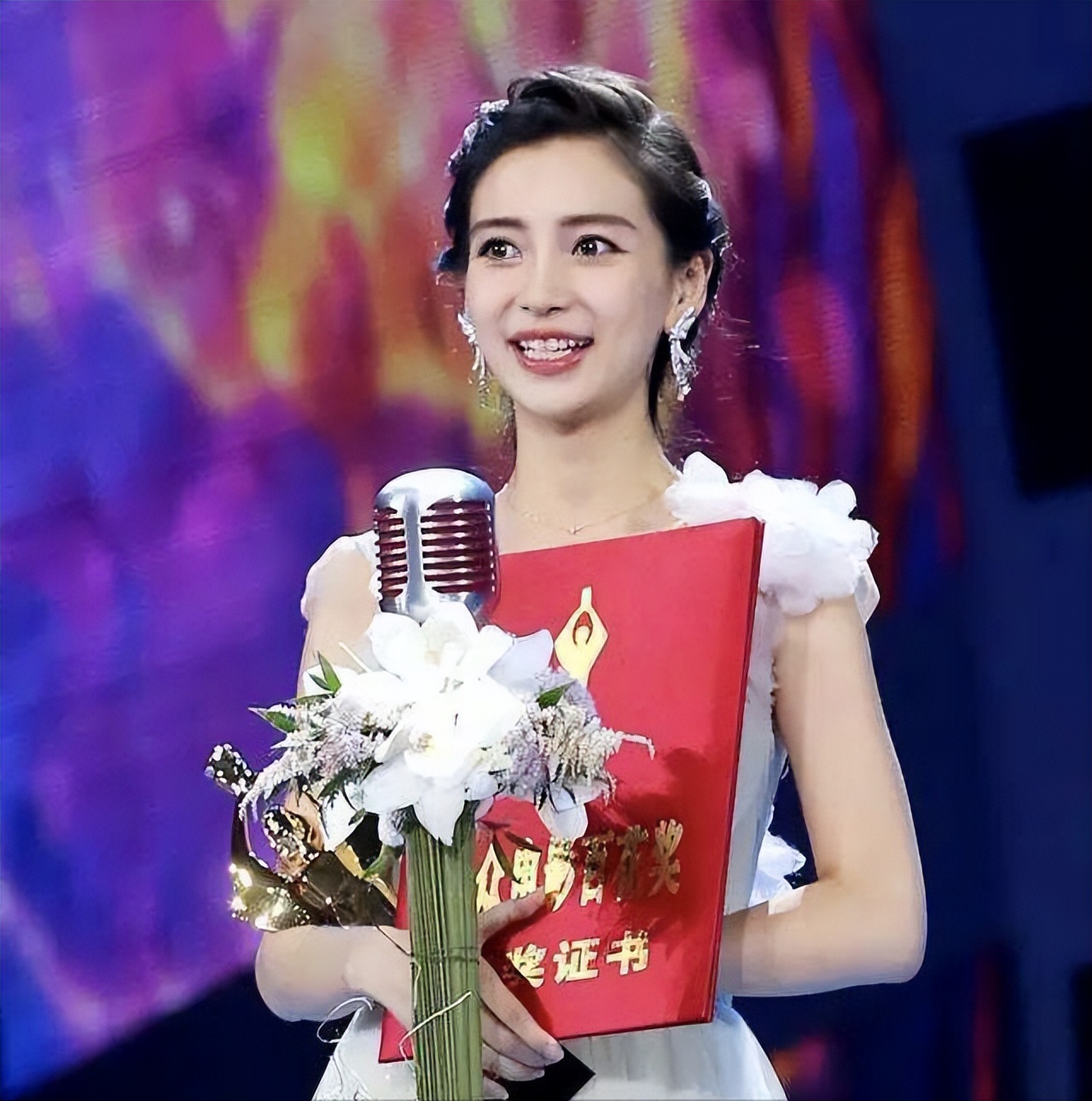 中韩紧张之际Angelababy捧场韩国明星演唱会让网友粉丝吵翻天