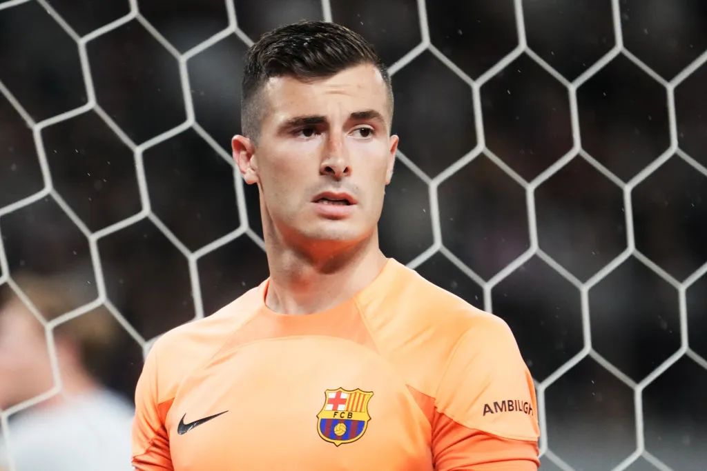 “再次见到你，微凉晨光里，笑得很甜蜜。”