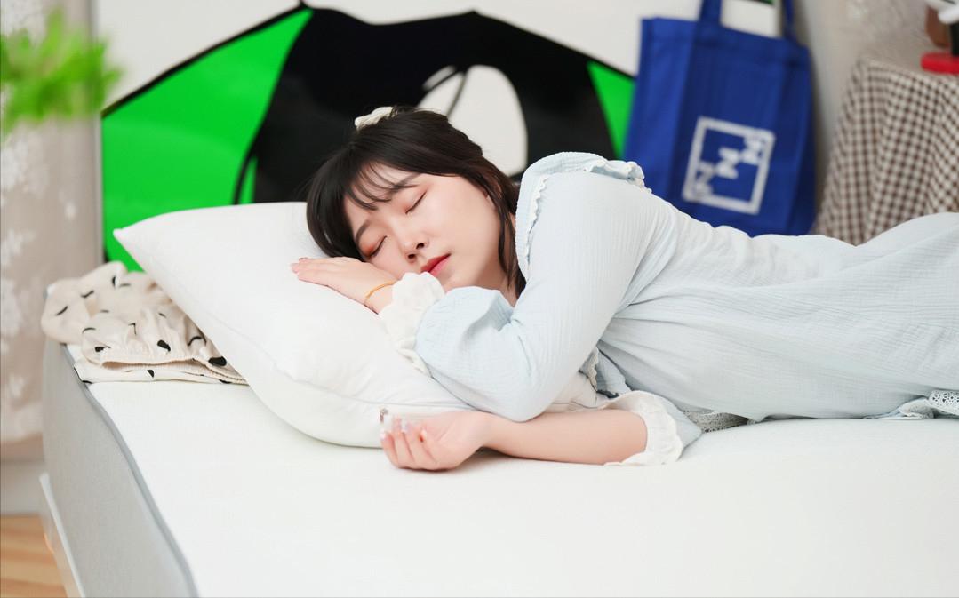 上班族适合睡硬床垫还是软床垫,睡眠不好怎么选择床垫