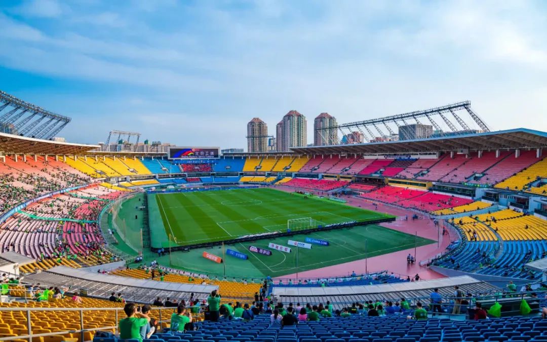 足球场天亮了,天亮了中央民族大学