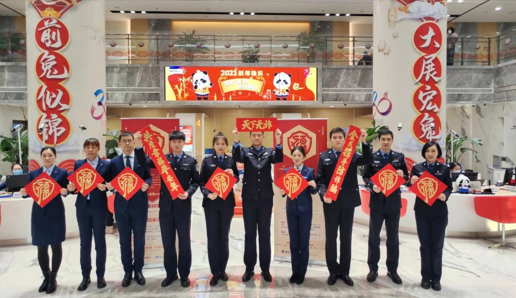 哈尔滨市公安局反诈预警提示,群众送锦旗给民警反诈