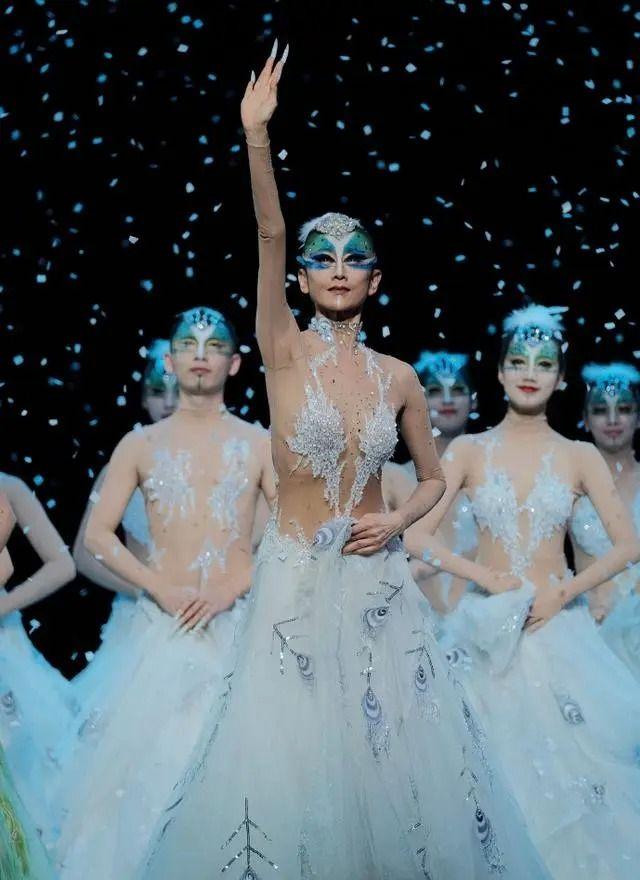 “一丝不挂”还不害臊，娱乐圈为艺术献身的“流氓真相”藏不住了