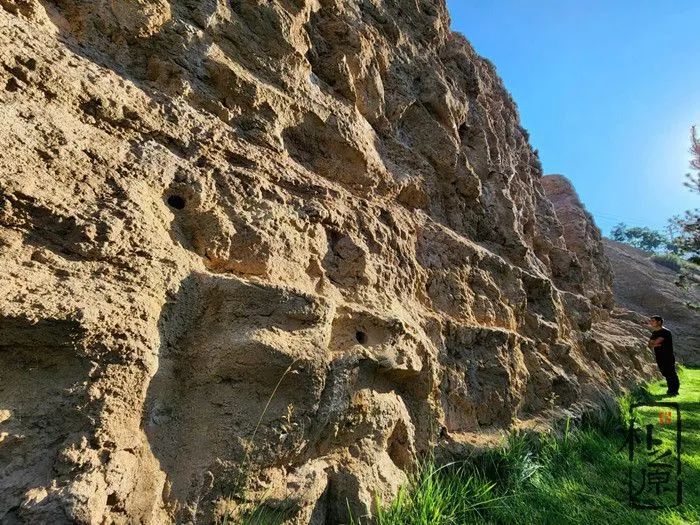 沉浸式现代夯土墙体验,现代新型夯土墙室内设计