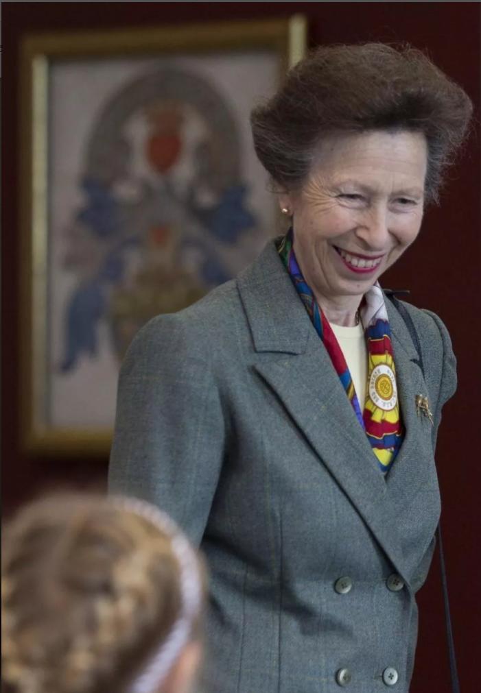 这位公主奶奶太会穿：72岁穿金戴帽，优雅贵气一眼看见