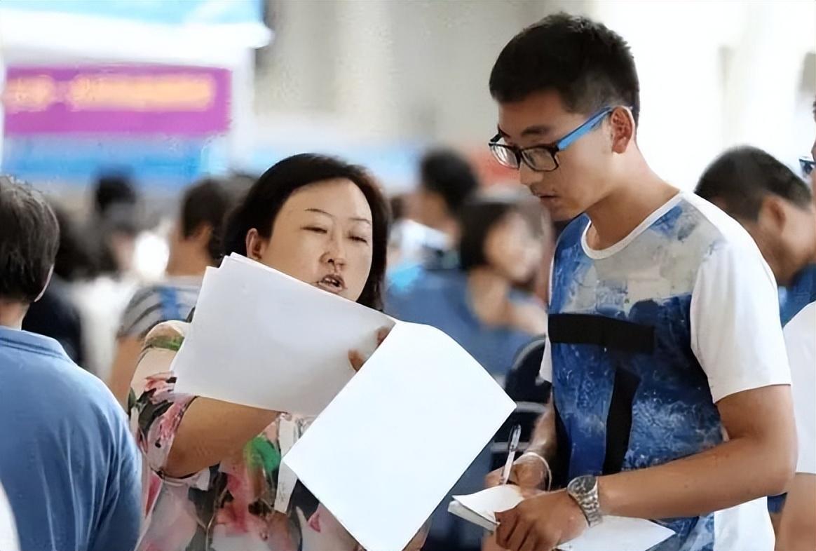 中铁局今年还招聘各校生吗,中铁待遇真像校招那样吗