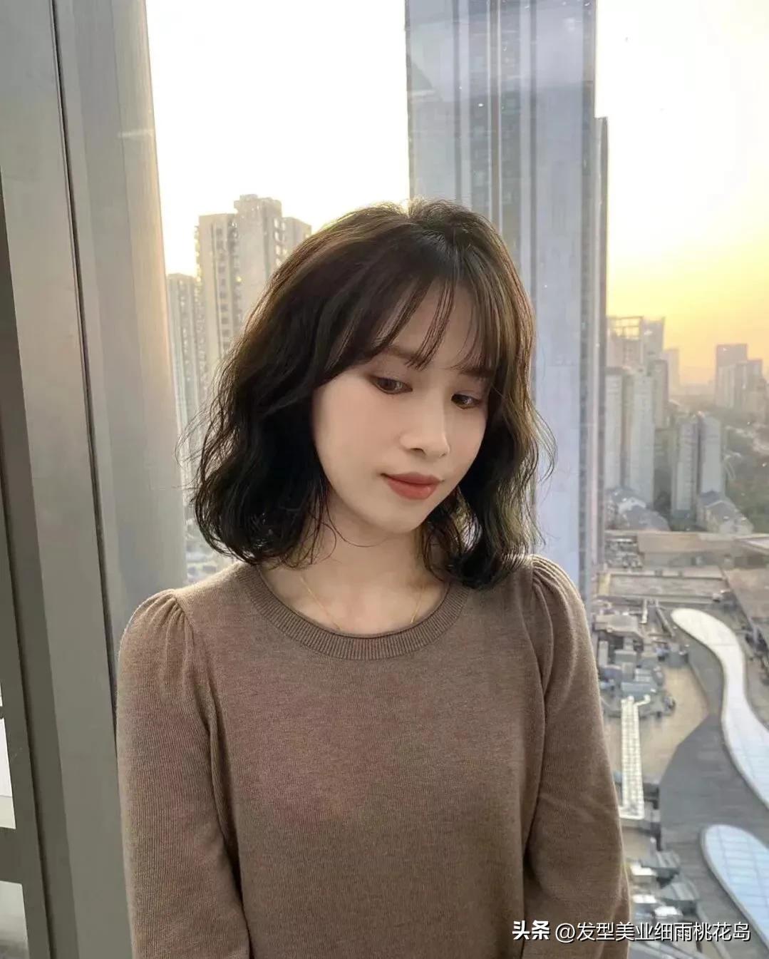 短发微烫显气质的图片,短发烫显发量多