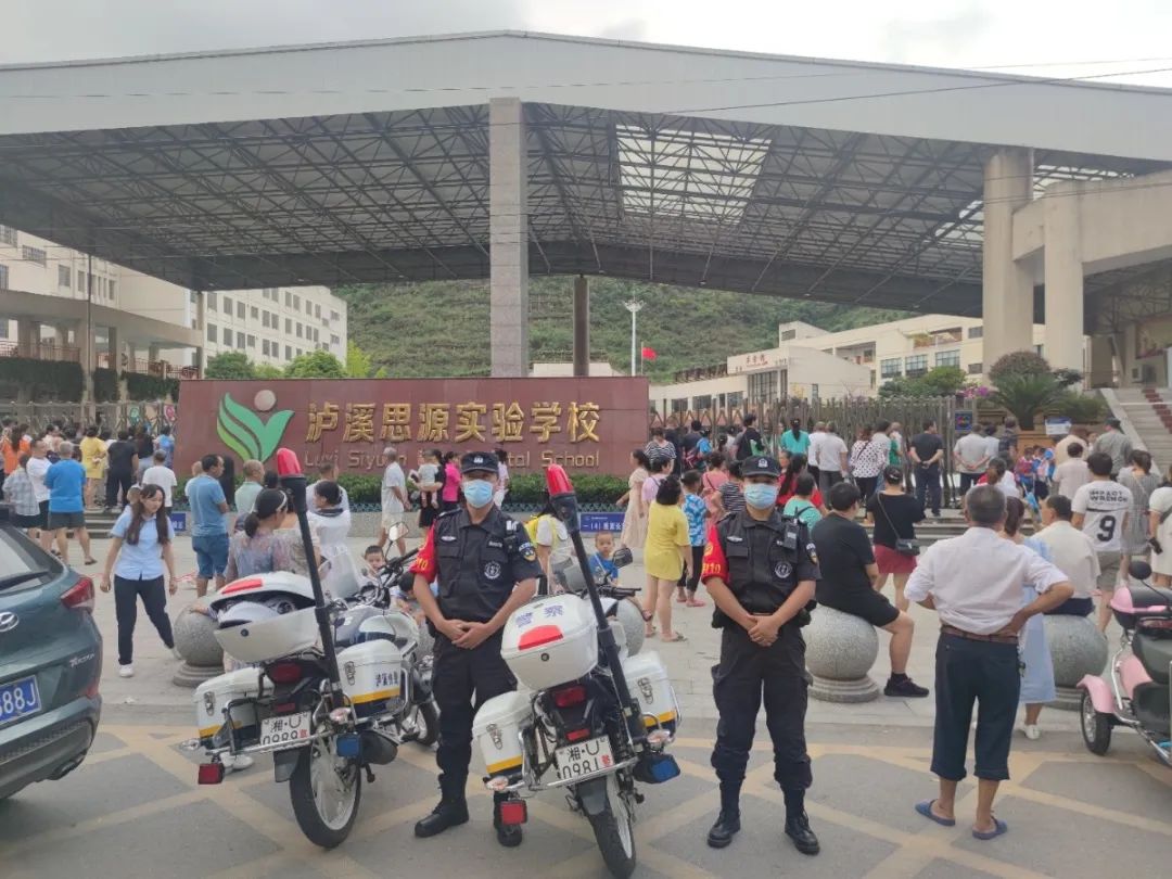 兰州公安全力开启护学模式,民警开启护学模式