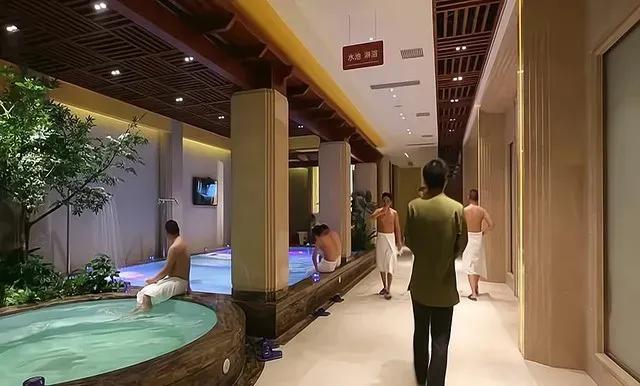 富婆爱上邻家男孩,富婆爱上男雇工