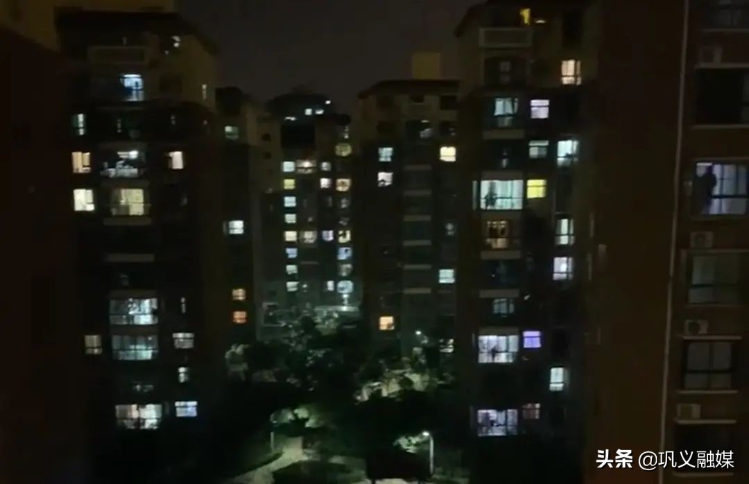 感染奥密克戎!轨迹涉多家商场和餐厅!一地通告:除核酸采样外,不得外出