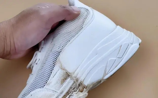 球鞋后跟有白色的小点点,球鞋尾巴的作用