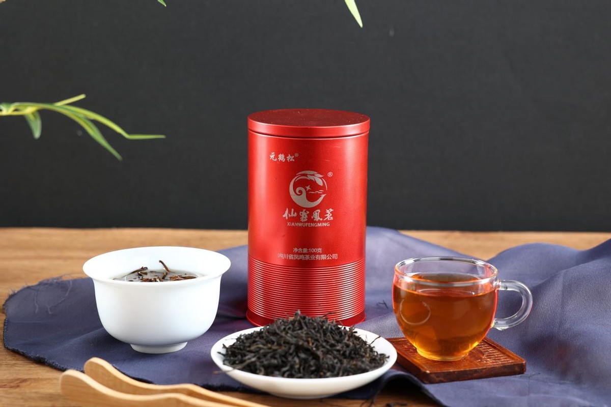 这两种茶最好别用沸水直接冲泡,泡茶先放茶还是先放水这也有讲究