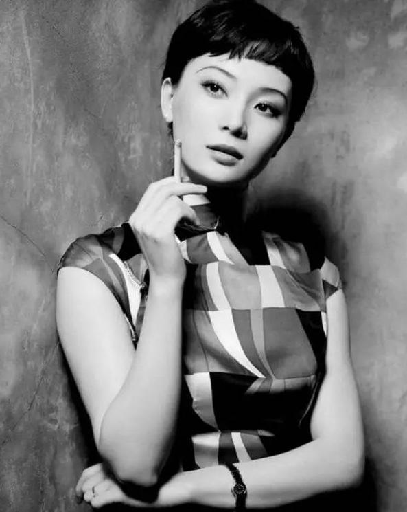 刘嘉玲关晓彤同框,穿旗袍大秀窈窕好身材