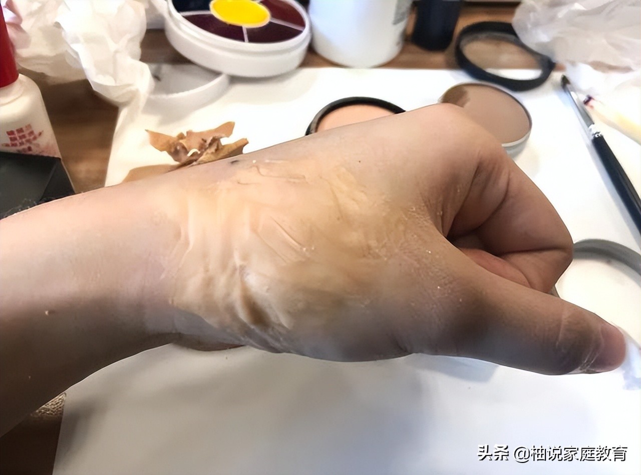 宝宝不小心吃到胶水,1岁宝宝误喝了手工液体胶水