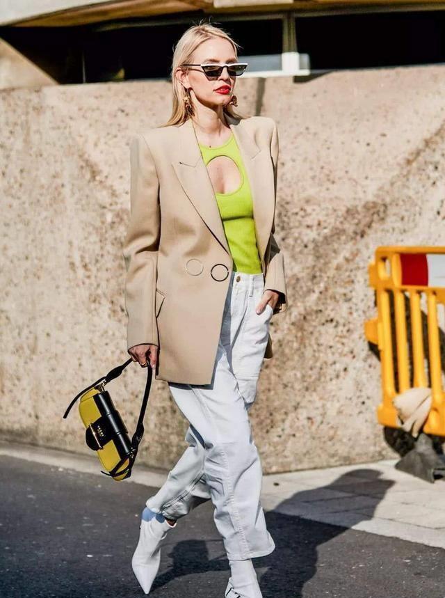 水桶包跟法棍包哪个更显气质,法棍包穿搭也太好看了吧