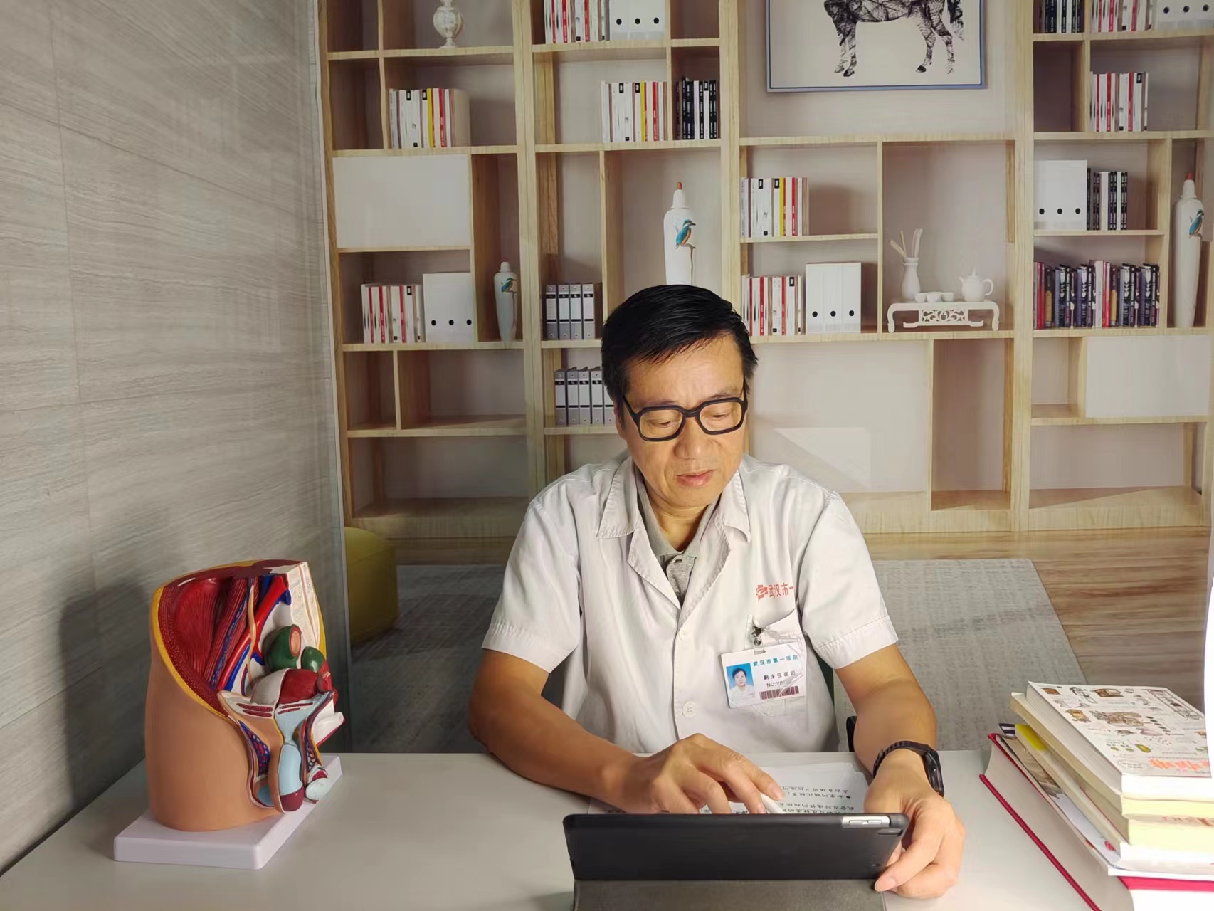 肛肠肿胀疼痛怎么治,肛肠内有紧缩性疼痛