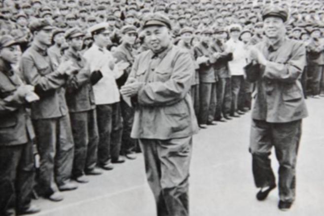 85年*世友许**逝世后，留下罕见照片，将军遗体旁的三个人分别是谁？