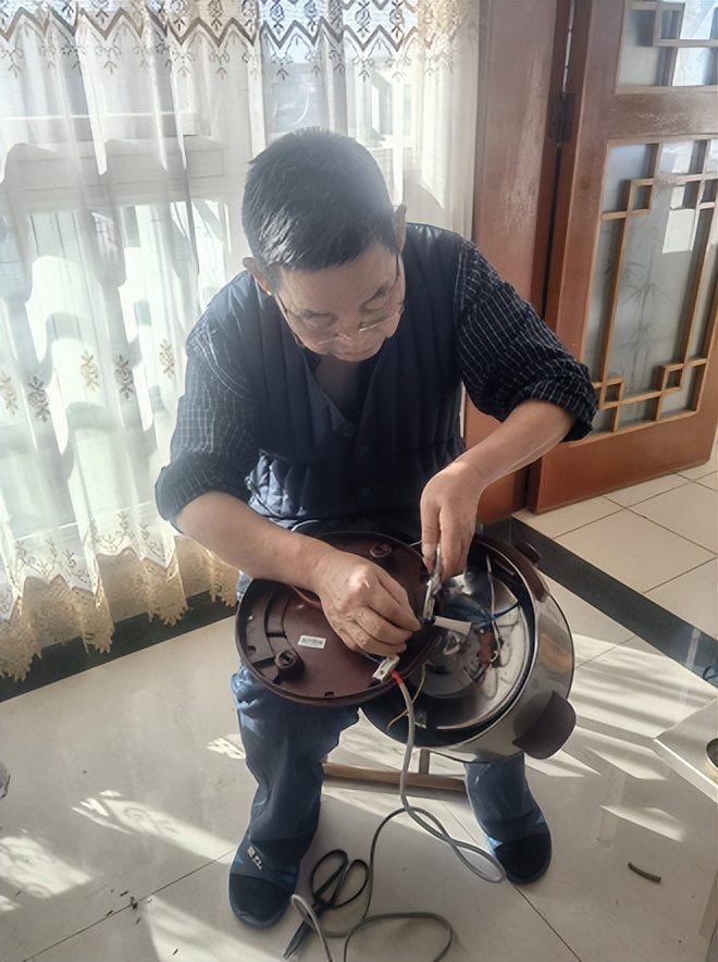 天有一双手——记军休干部吴建德义务为民服务11年