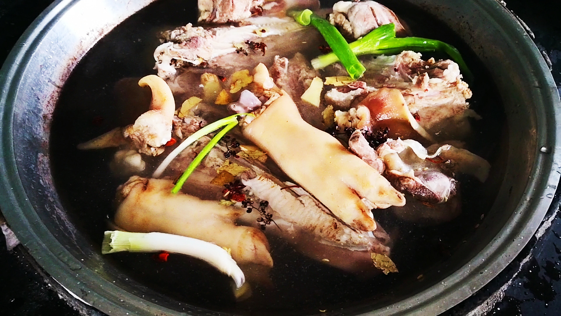 下雨天，朋友买来一套猪下货，鲜香美味，都是硬货，朋友们吃美了