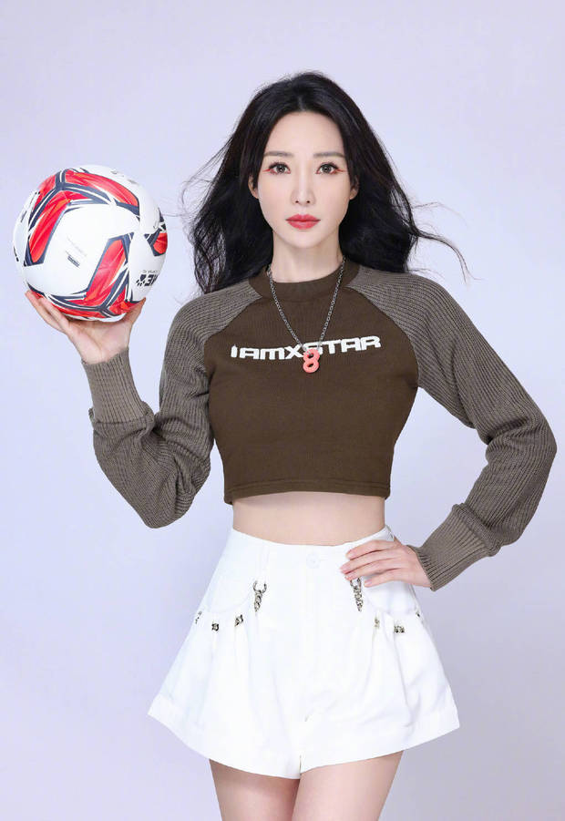 柳岩真是秒变回18岁少女,柳岩变身击剑选手