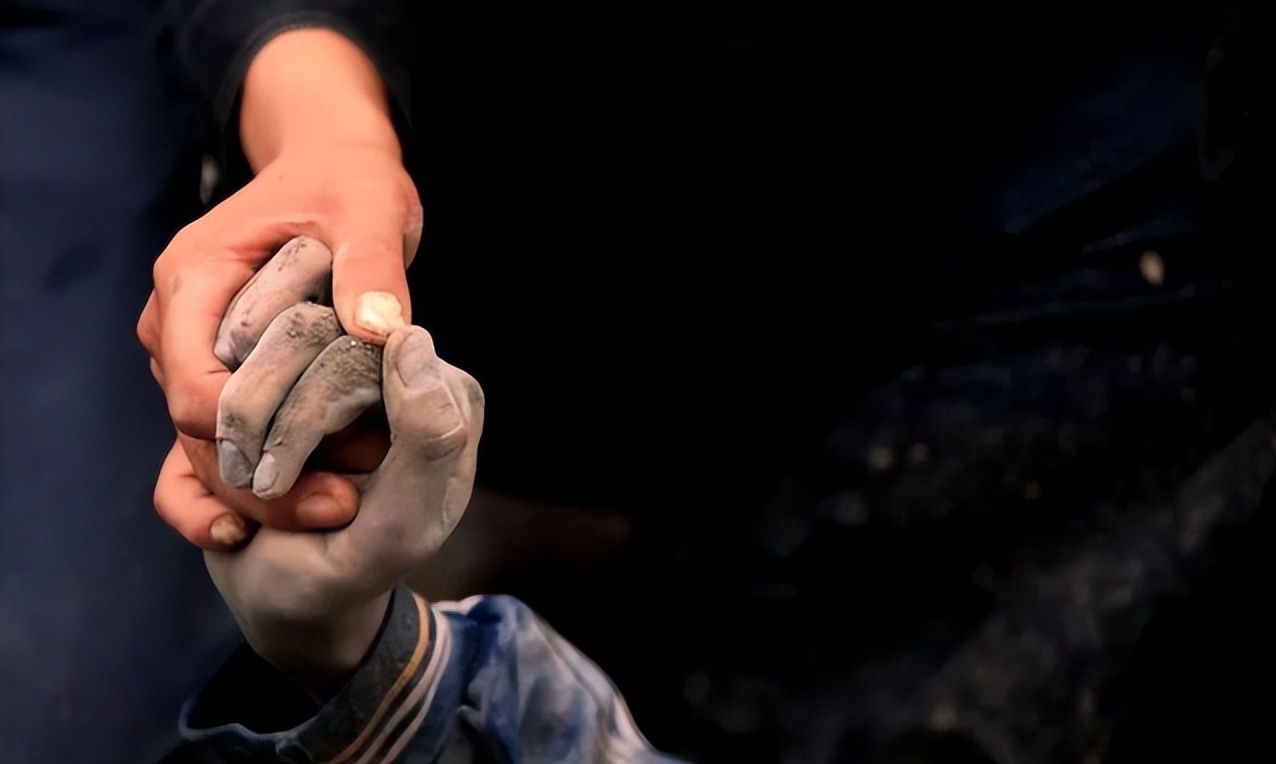 回顾汶川地震的15个感人瞬间,汶川地震的感人瞬间