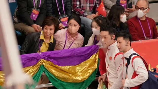 郭晶晶高调晒出一家五口正脸照,郭晶晶惊艳时尚