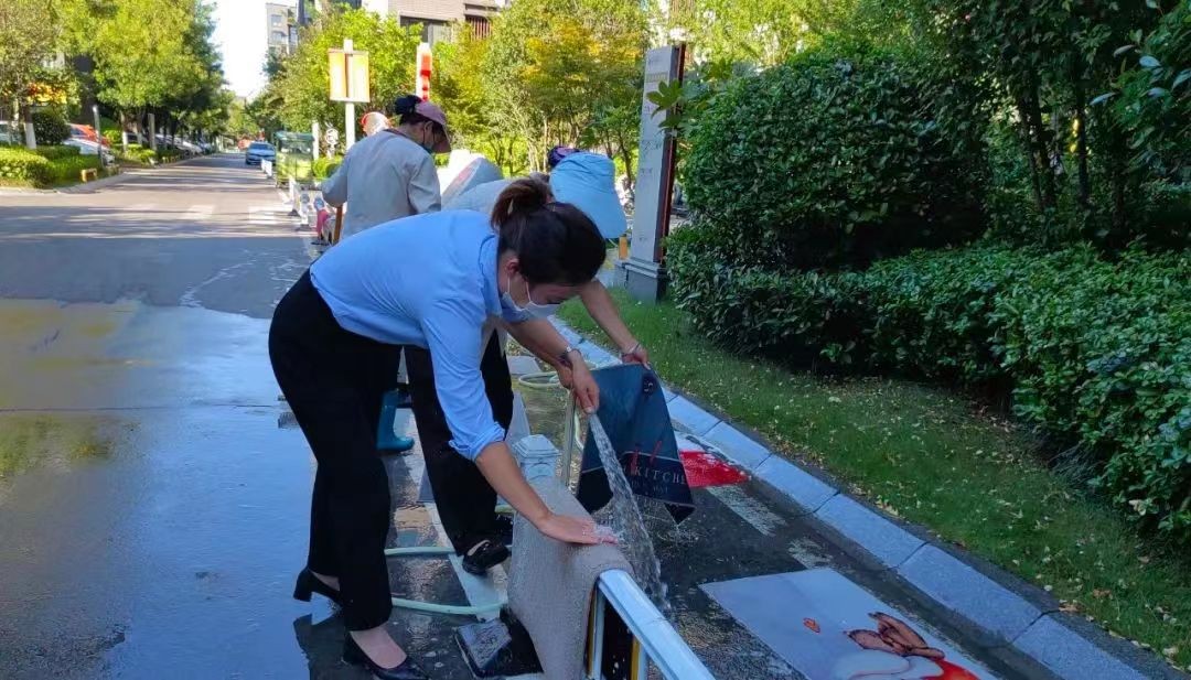 女子自费买儿童滑梯被邻居滑倒,小区滑滑梯损坏摔伤孩子谁的责任