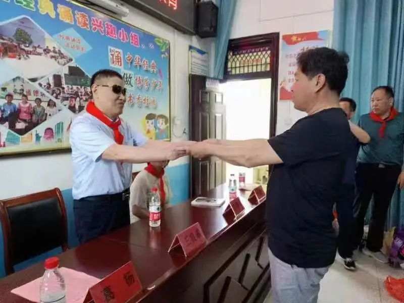 传递温情奉献爱心我们在行动,爱心圆梦情暖童心