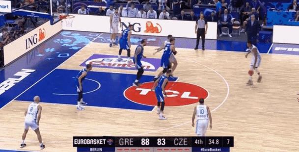 意大利男篮教练亲吻字母哥,意大利教练抱字母哥