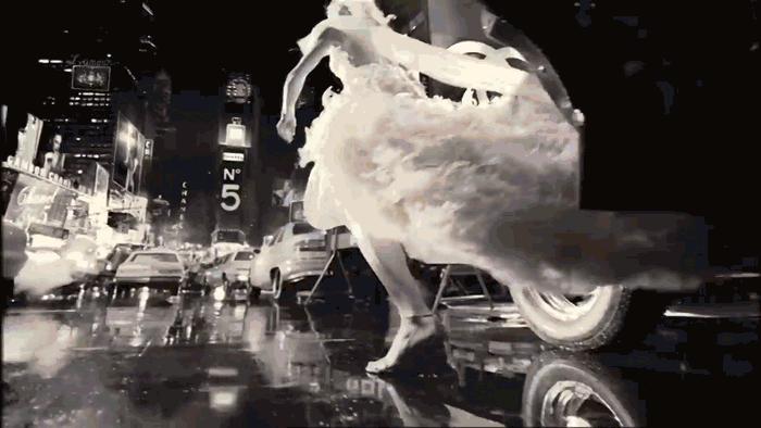 拖把头、海底生化人穿搭，美国这最受瞩目的一夜，如“群魔乱舞”