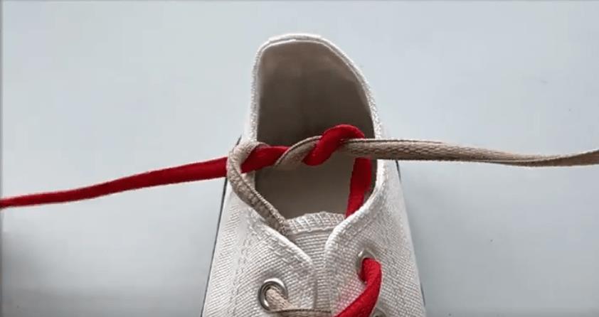 鞋带打结不易掉方法慢动作,鞋带老是松怎么打结