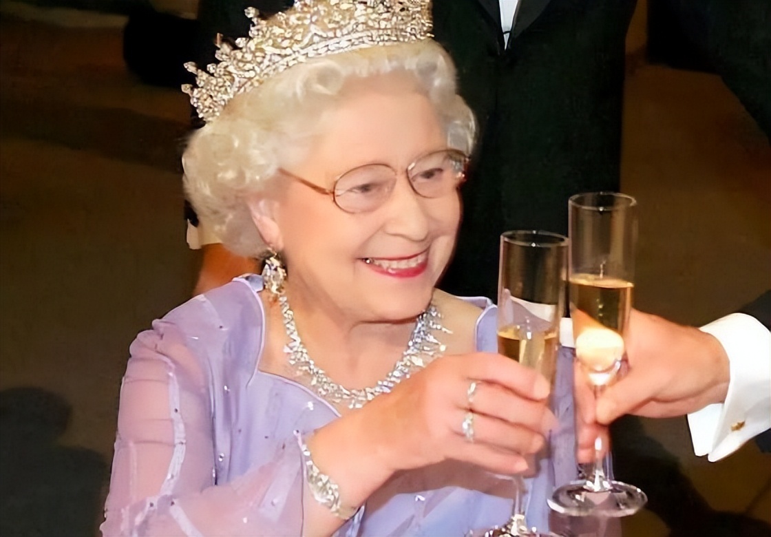 女王去世阿根廷主持人现场开香槟,英国女王逝世直播