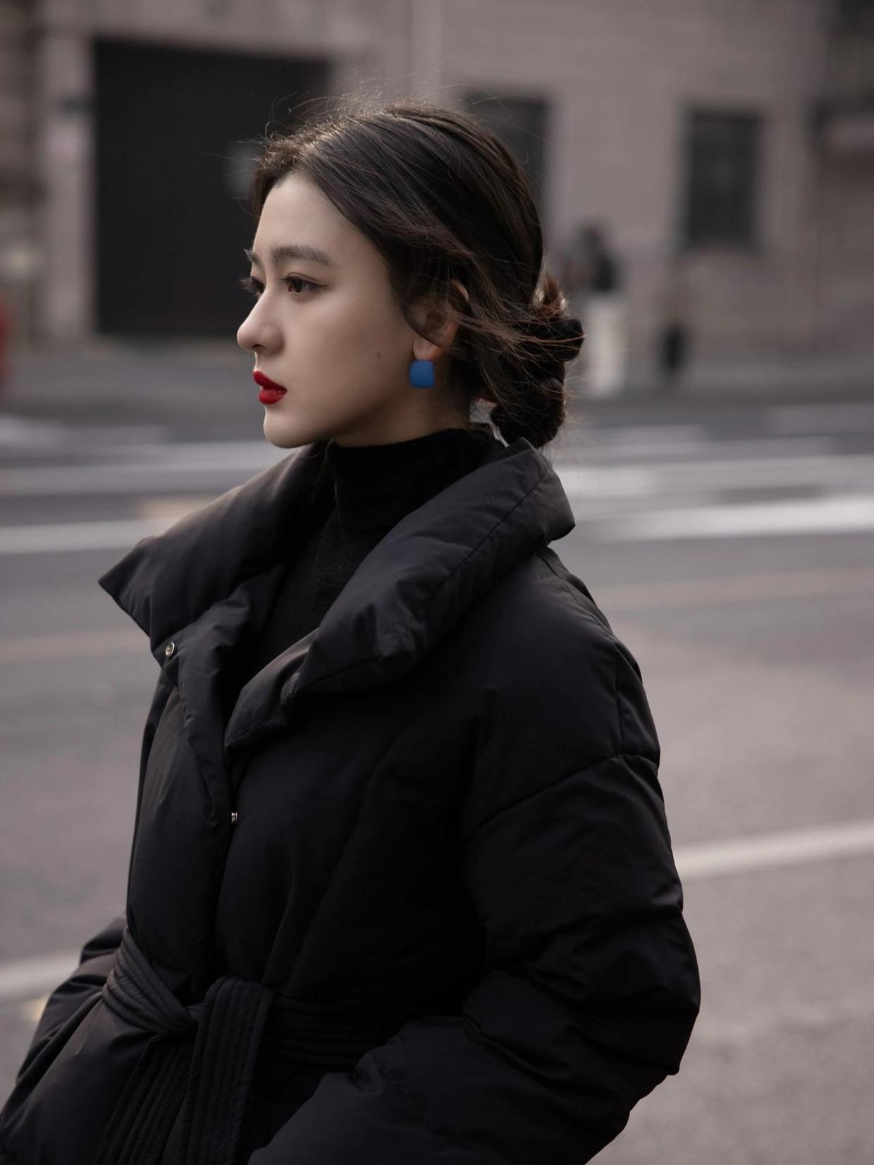 黑色羽绒服穿搭高级感中款,黑色羽绒服冬季高级感穿搭小个子